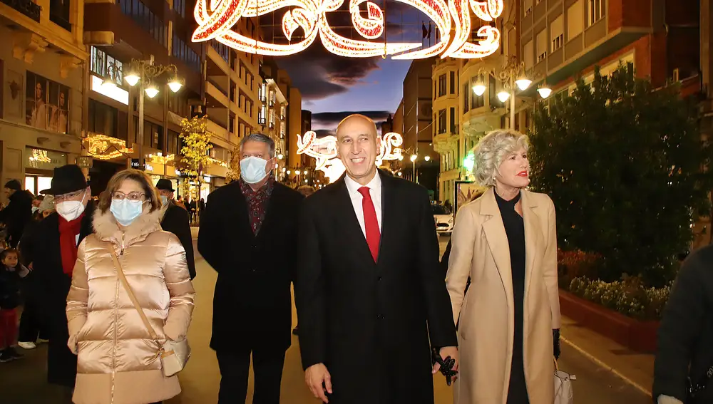 El alcalde de León, José Antonio Diez, asiste al encendido navideño