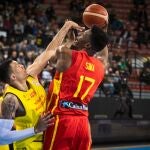 Yankuba Sima intenta anotar ante la defensa de Wiley