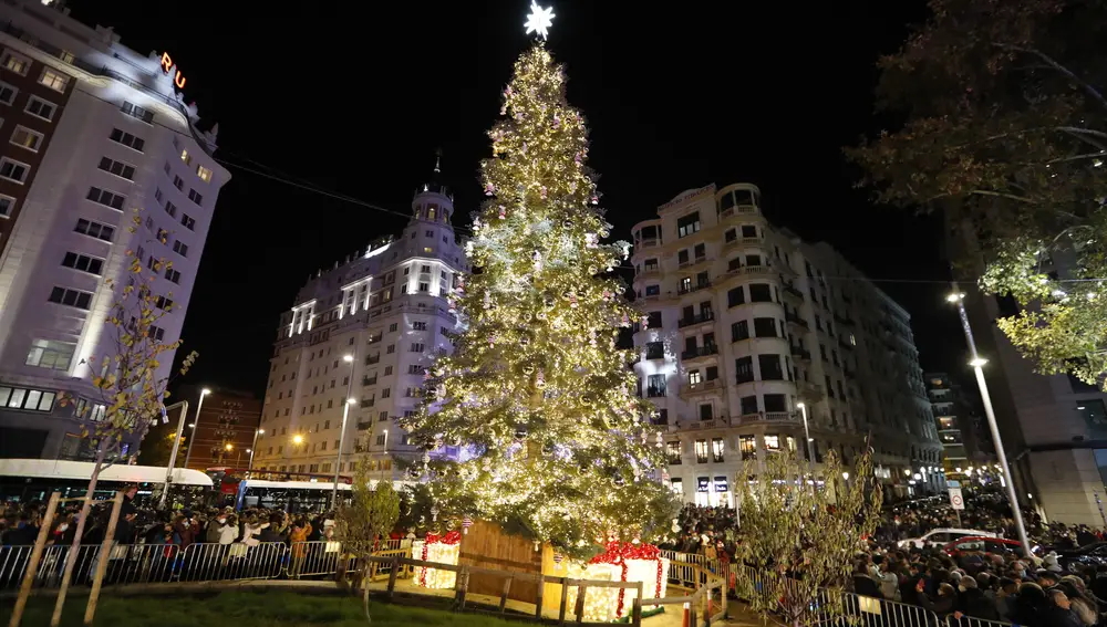 Encendido de las luces de Navidad en Madrid por parte del Alcalde y todos los grupos municipales en Plaza de España.