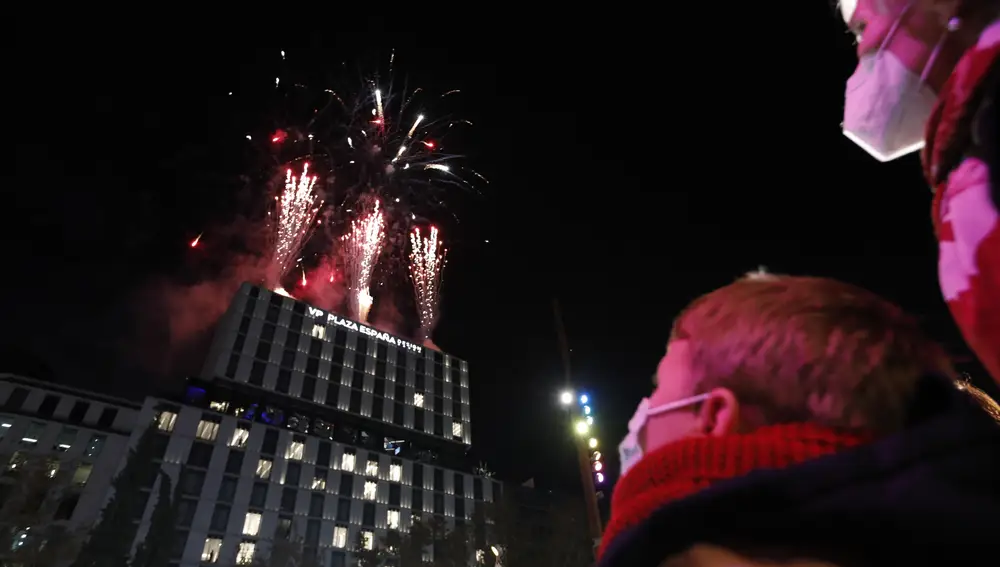 Encendido de las luces de Navidad en Madrid por parte del Alcalde y todos los grupos municipales en Plaza de España.