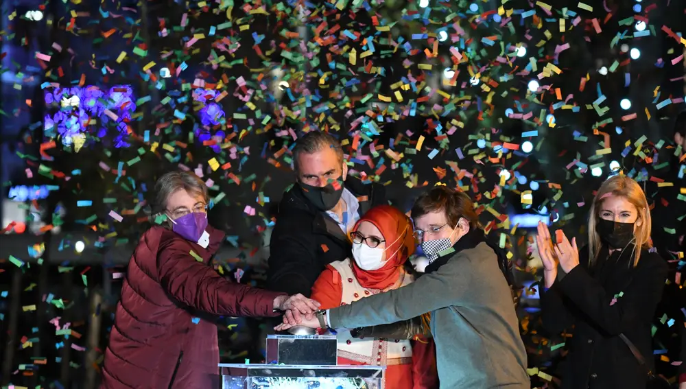 Los representantes de los grupos en el encendido de las luces