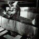 Howard Carter sacudiendo el polvo de la momia del Rey Tutankamón. NBC PHOTO: Harry Burton