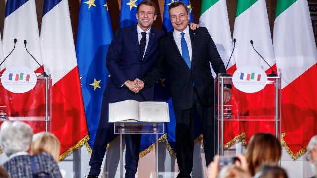 El presidente francés, Emmanuel Macron, y el primer ministro italiano, Mario Draghi, dieron muestras de su complicidad en la cumbre celebrada ayer en Roma