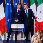 El presidente francés, Emmanuel Macron, y el primer ministro italiano, Mario Draghi, dieron muestras de su complicidad en la cumbre celebrada ayer en Roma