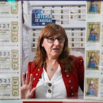 Esperanza Castilla trabaja como lotera en la Administración número 60 de Madrid, en el centro de la capital, donde se vende el billete «fetiche» de la victoria electoral de Ayuso