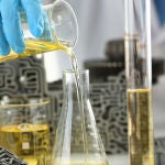 El lubricante usado es sometido a un proceso de regeneración que permite ser reutilizado de forma indefinida
