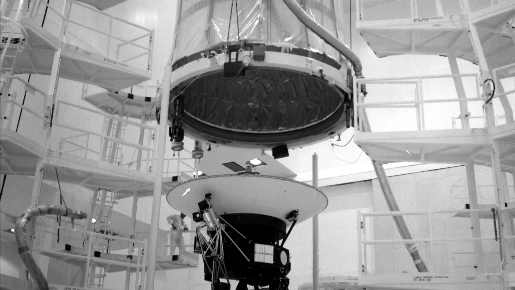 Encapsulado de la Voyager 2 en el cohete que la transportaría fuera de la Tierra.
