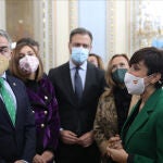 La ministra de Política Territorial y portavoz del Gobierno, Isabel Rodríguez (d), conversa con Bendodo a su llegada a una reunión del Comité Preparatorio. Isabel Infantes / Europa Press