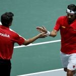 Sergi Bruguera, capitán del equipo español, felicita a Feliciano López en uno de los descansos de su partido contra Roberto Quiroz