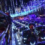 Varios pasajeros en el autobús Naviluz el primer día de la puesta en marcha del servicio en 2021, a 26 de noviembre de 2021, en Madrid (España). El Ayuntamiento de Madrid pone en marcha un año más el autobús de la Navidad, Naviluz, para recorrer algunas de las calles más emblemáticas de la ciudad y poder disfrutar de las luces navideñas de una manera diferente. El servicio especial de Navidad hoy y durará hasta el 6 de enero en un amplio horario.26 NOVIEMBRE 2021Fernando Sánchez / Europa Press26/11/2021