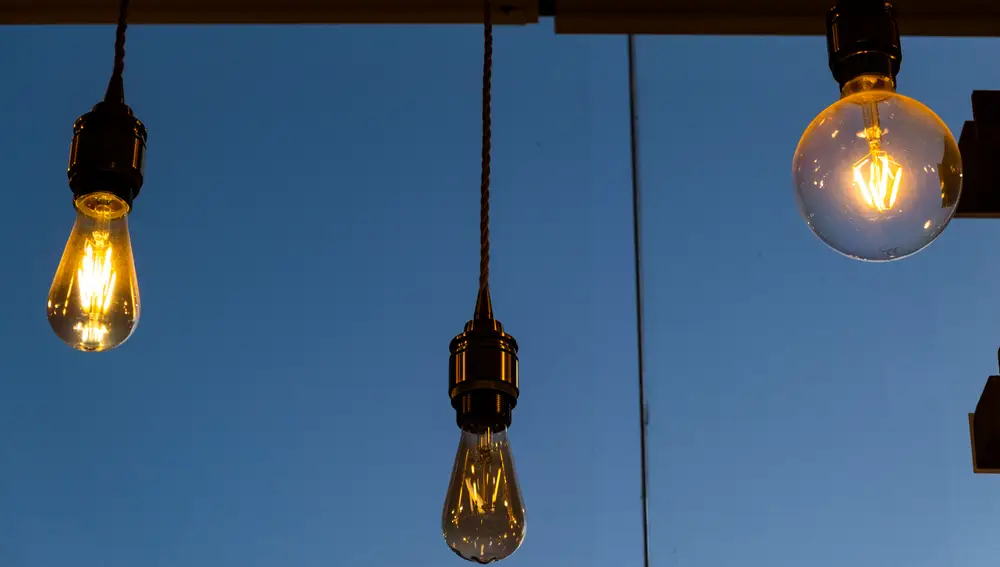Imagen de bombillas encendidas