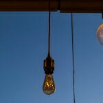 Imagen de bombillas encendidas