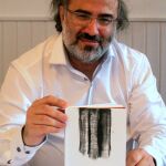 Alfredo Pérez Alencart con su libro