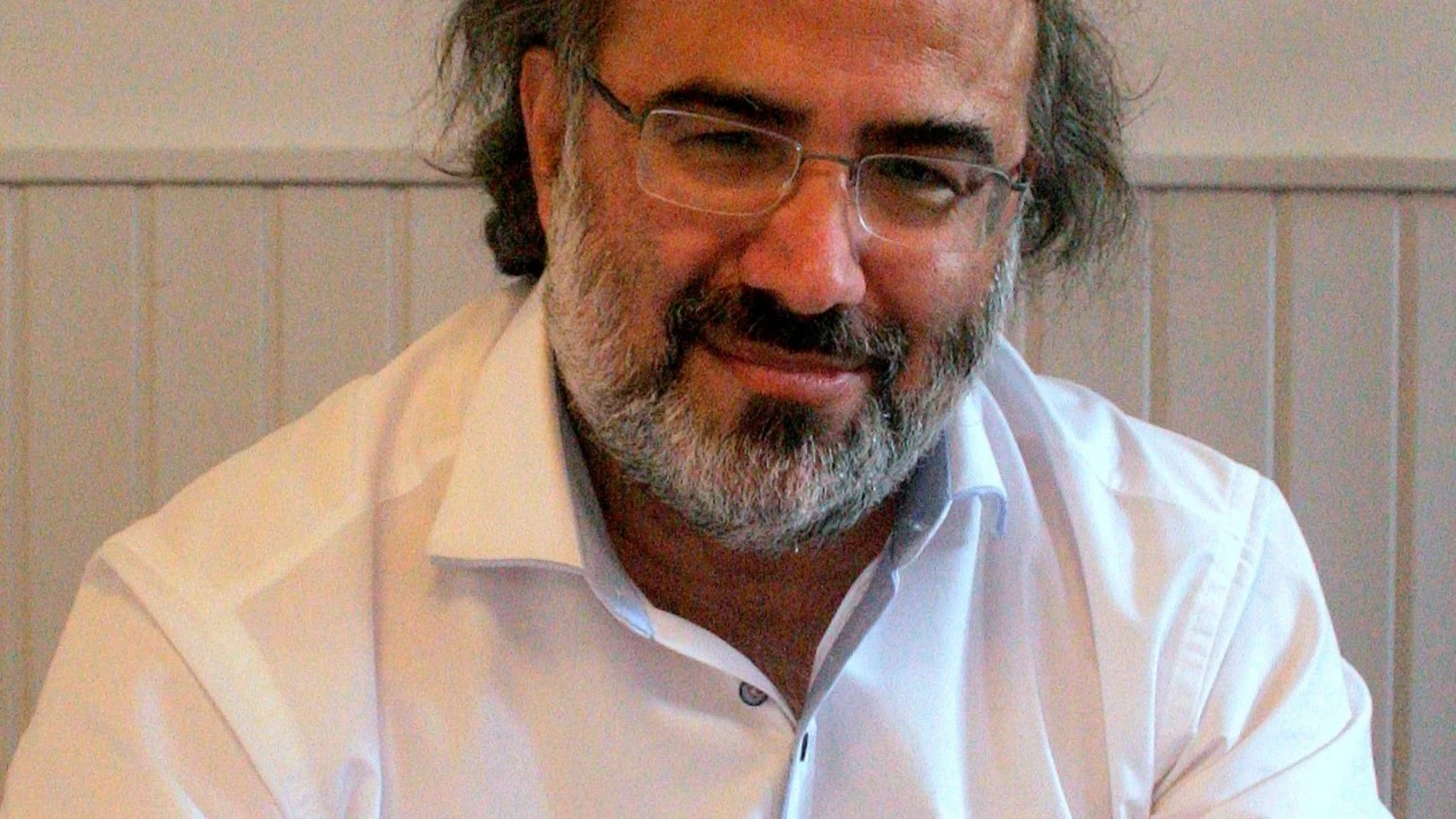 Alfredo Pérez Alencart con su libro