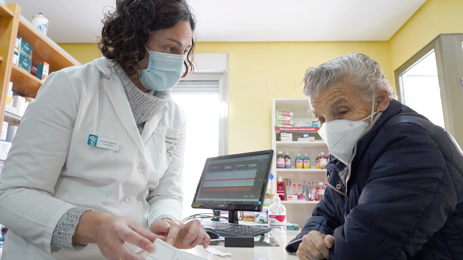 La farmacéutica de la localidad vallisoletana de Geria atiende a una clienta