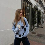 María Pombo con cárdigan de Mango rebajado por el Black Friday.