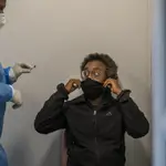 Una persona se realiza una prueba de covid en Suráfrica