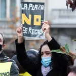 Una mujer en una concentración contra el proyecto de ley sobre los interinos, frente al Congreso de los Diputados, a 27 de noviembre de 2021, en Madrid
