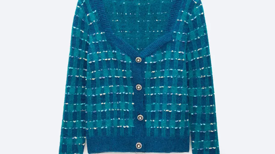 Cárdigan de punto y botón joya.