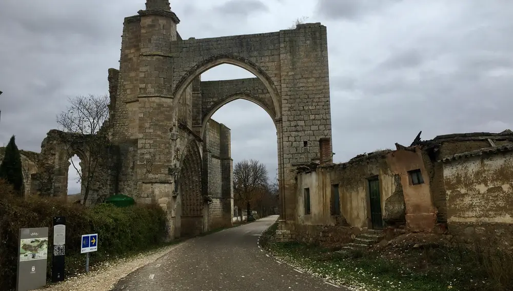 El convento de San Antón, situado a tres kilómetros de Castrojeriz, conforma una curiosa estampa de carretera.