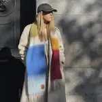 Sara Baceiredo con la bufanda icónica de Loewe.