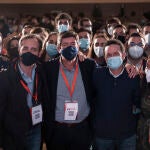 El coordinador autonómico de Cs Andalucía y vicepresidente de la Junta, Juan Marín (c), y el vicesecretario general y portavoz nacional de Cs, Edmundo Bal (2d), junto a los miembros del grupo joven, en la clausura del Campus Joven 2021 en Sevilla
