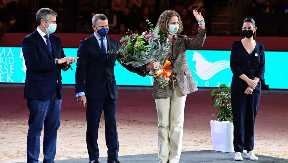 GRAF3948. MADRID, 28/11/2021.- La infanta Elena (2d) recibe un homenaje durante la celebración de la Madrid Horse Week, este domingo en Ifema. EFE/ Víctor Lerena