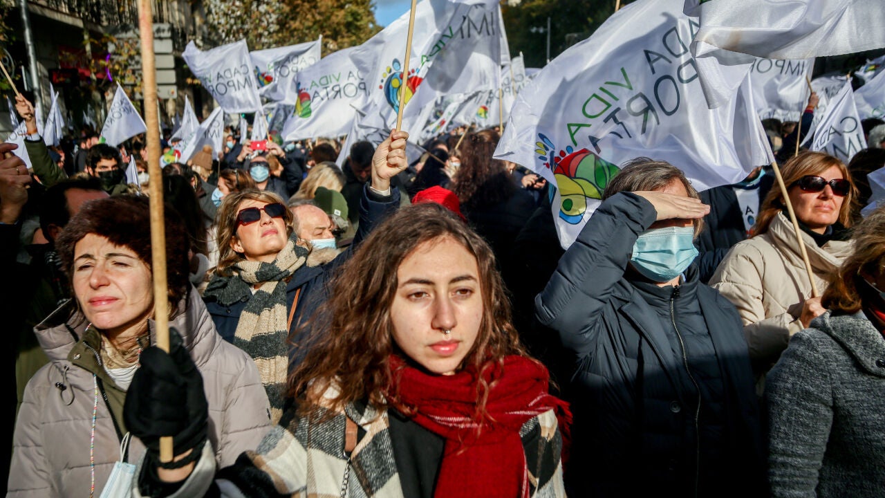 Miles de personas se manifiestan en Madrid contra la ley de eutanasia y ...