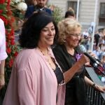 Almudena Grandes, junto a Manuela Carmena, en el balcón de la Plaza de la Villa desde el que la escritora leyó el pregón de San Isidro en 2018