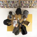 Club de lectura en una biblioteca