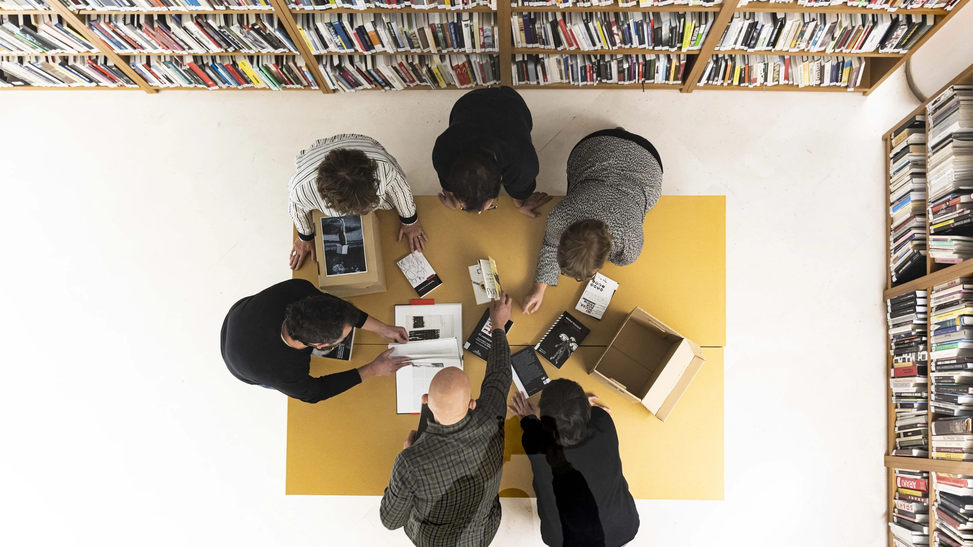 Club de lectura en una biblioteca