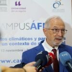 El profesor de Investigación del CSIC, Luis Enjuanes, antes de intervenir en "CampusAfrica"