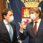 El presidente de Castilla y León, Alfonso Fernández Mañueco, recibe al alcalde de Soria, Carlos Martínez
