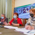 La alcaldesa de Segovia, Clara Luquero (C); el vicepresidente primero de la Diputación de Segovia, José María Bravo (I), y la coordinadora de la Fundación don Juan de Borbón, Noelia Gómez (D), presentan la programación de "921 Distrito Musical" y la celebración del 25 aniversario de la Escolanía de Segovia