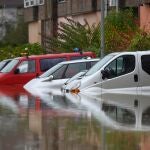 Varios vehículos permanecen bajo el agua en el poligono industrial de Ampuero