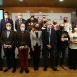 Foto de familia del vicepresidente Igea y la consejera Carlota Amigo con los comerciantes premiados
