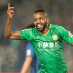 Cédric Bakambu con el Beijing Guoan.