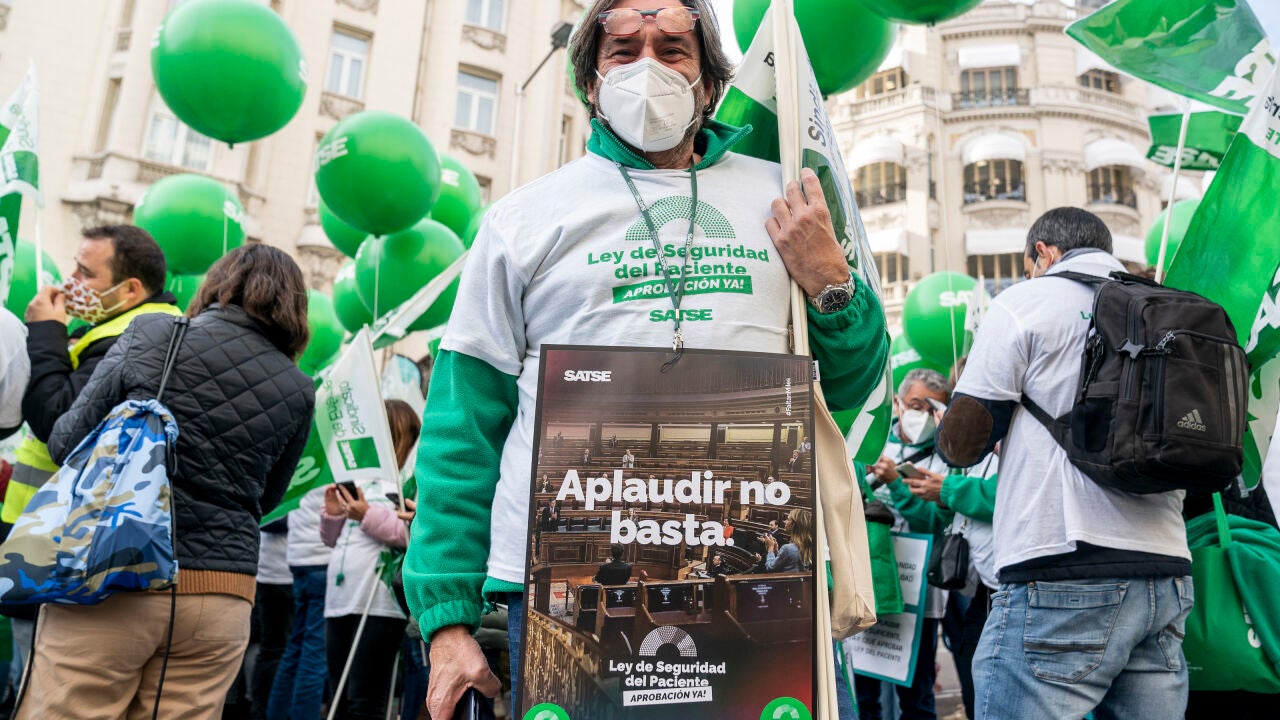 La sexta ola golpea con dureza a los sanitarios: 1.533 contagios en ...