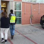 Imagen de la detenida, una mujer de 41 años, custodiada por la Policía Nacional