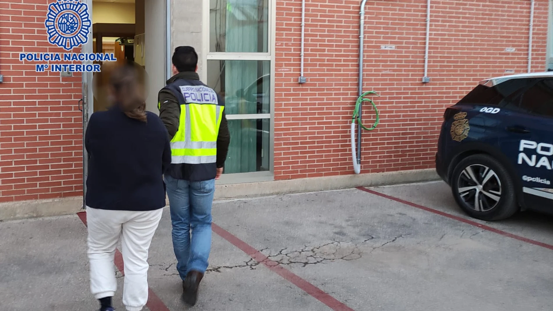 Imagen de la detenida, una mujer de 41 años, custodiada por la Policía Nacional