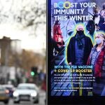Cartel del Servicio Británico de Salud en Londres en plena expansión de la variante Ómicron