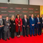 El "Faraón de Camas" y Carmen Tello, en el centro, en la premier de la película 'Curro Romero, maestro del tiempo' en Sevilla