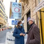 La portavoz, María José Catalá y el edil Santiago Ballester, en una de las calles de acceso limitado que hoy han entrado en funcionamiento