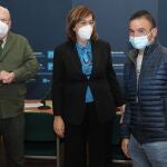 La presidenta de la Diputación de Palencia, Ángeles Armisén, y el presidente de la Federación Nacional de Caza, Santiago Iturmendi(I), acompañados por el actual campeón de España, Ricardo Ramos, presentan la final del Campeonato de España de Caza menor con perro
