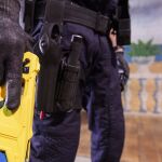 Un agente con una pistola táser