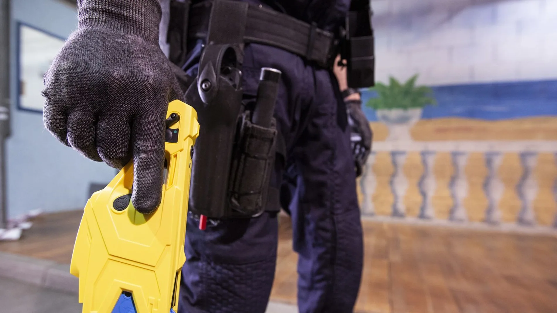 Un agente con una pistola táser
