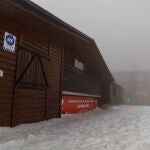 Un edificio con taquillas en la estación de esquí Puerto de Navacerrada, a 1 de diciembre de 2021, en Cercedilla, Madrid (España). La apertura de Navacerrada para este invierno es todavía una incógnita y la estación se ha convertido en motivo de conflicto entre el Gobierno de Castilla y León y el Gobierno central. La Abogacía del Estado interpuso el martes un recurso contencioso-administrativo contra la Junta de Castilla y León por la "ocupación ilegal" de los terrenos del Puerto de Navacerrada,.01 DICIEMBRE 2021;NAVACERRADA;MONTAÑA;ESQUÍ;NIEVENacho Valverde / Europa Press01/12/2021