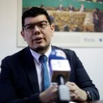 AME1734. SAN SALVADOR (EL SALVADOR), 30/11/2021.- El economista Ricardo Castenada, del Instituto Centroamericano de Estudios Fiscales (Icefi), habla con Efe durante una entrevista el 25 de noviembre de 2021, en San Salvador (El Salvador). El Salvador podría cerrar el 2021 con una deuda del 85 % del producto interno bruto (PIB), lo que quiere decir que por cada 100 dólares que se produzcan 85 dólares ya se deberían, señaló Castenada. EFE/ Rodrigo Sura