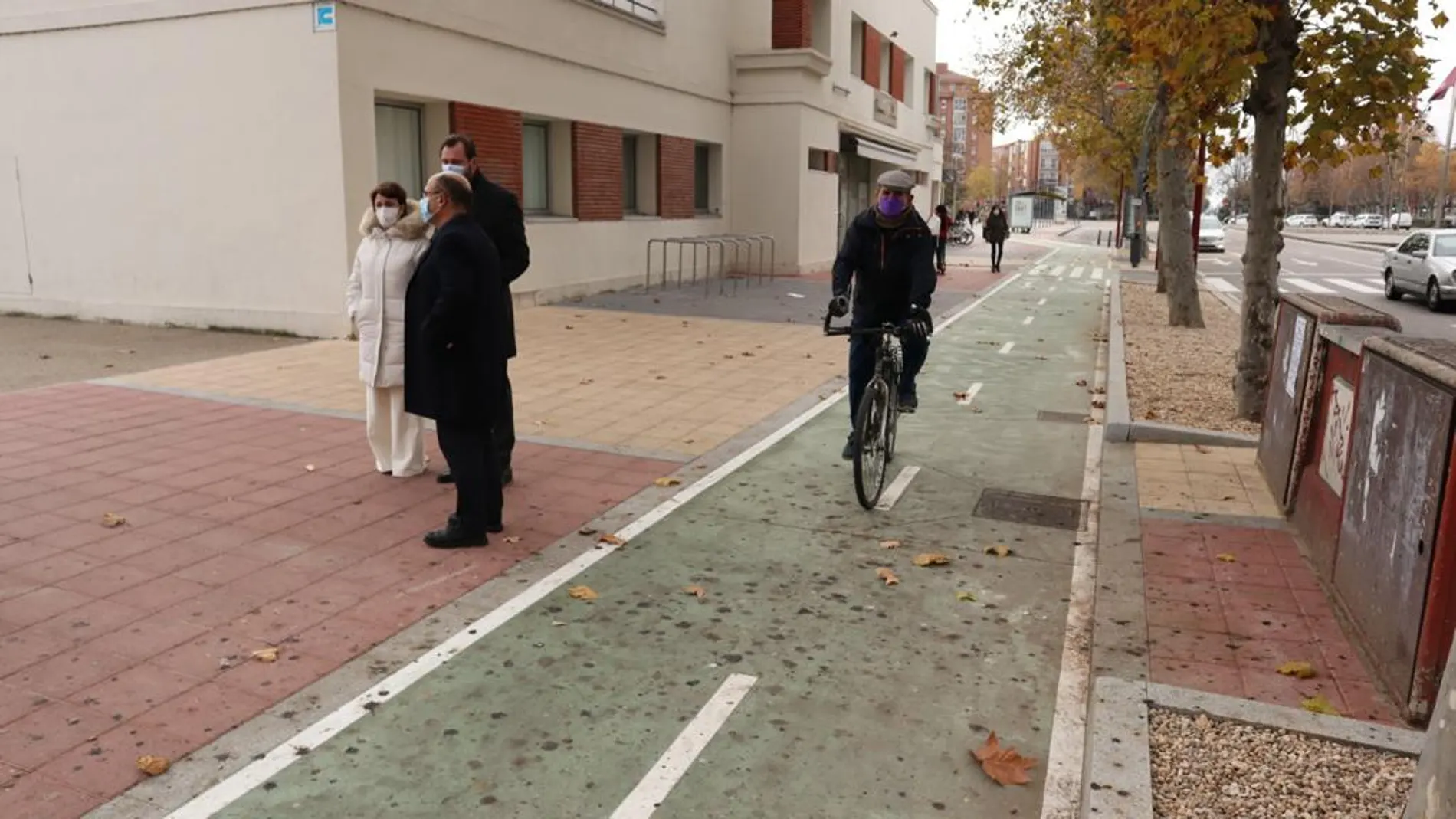 El alcalde de Valladolid, Oscar Puente, junto con el concejal de Movilidad y Espacio Urbano, Luis Vélez, y la concejala de Medio Ambiente y Desarrollo Sostenible, María Sánchez visitan las obras ejecutadas para la implantación de un carril bici bidireccional en el Paseo de Zorrilla,