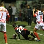 SALAMANCA, 02/12/2021.- El centrocampista del Rayo Vallecano, José Pozo, con el balón ante Cristóbal, del Guijuelo